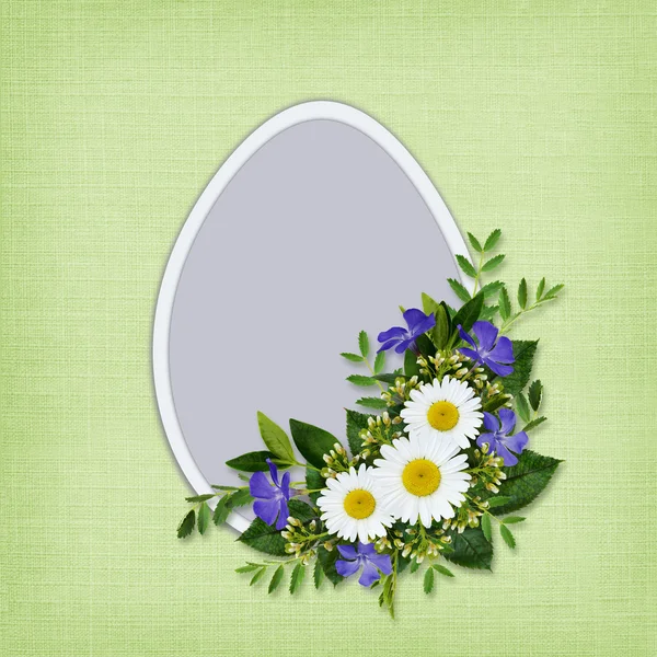 Wilde bloemen boeket en Easter egg — Stockfoto